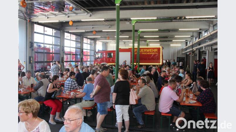 Reger Festbetrieb herrschte in der Fahrzeughalle. Bild: kro