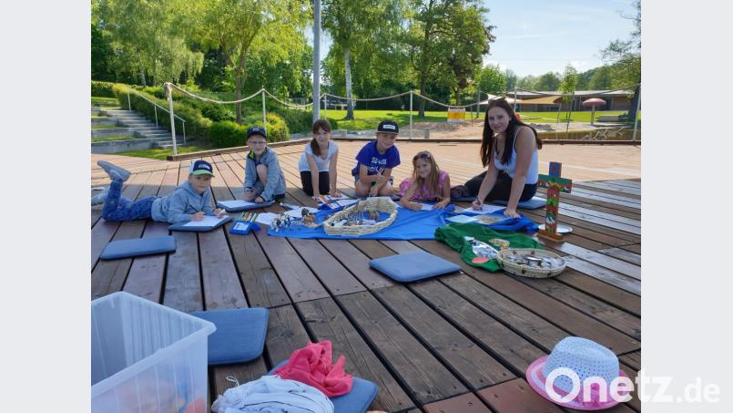 Eine Mini-Arche mit vielen Tieren bildet den Mittelpunkt beim Kindergottesdienst auf der Seebühne. Bild: rn