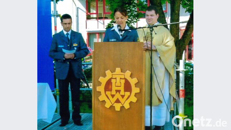 Die Fürbitten trugen (von links) Gruppenführer Günther Süß und Franziska Hösl vor. Den Festgottesdienst zelebrierte Kaplan Florian Frohnhöfer (rechts). Bild: bgl
