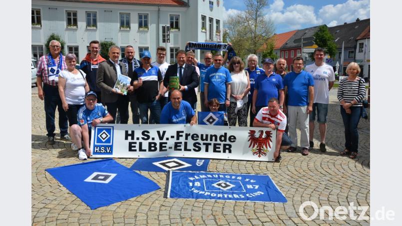 Zu einem Regionaltreffen kamen HSV-Fans aus Bayern, Brandenburg und Österreich am Samstag in Mitterteich zusammen, wo sie von Bürgermeister Roland Grillmeier (Vierter von links) im Rathaus empfangen wurden. Zweiter Bürgermeister Stefan Grillmeier (Achter von links) schenkte beim Empfang Zoiglbier aus. Organisiert hatte das Treffen Willi Kilian (Sechster von links). Bild: jr