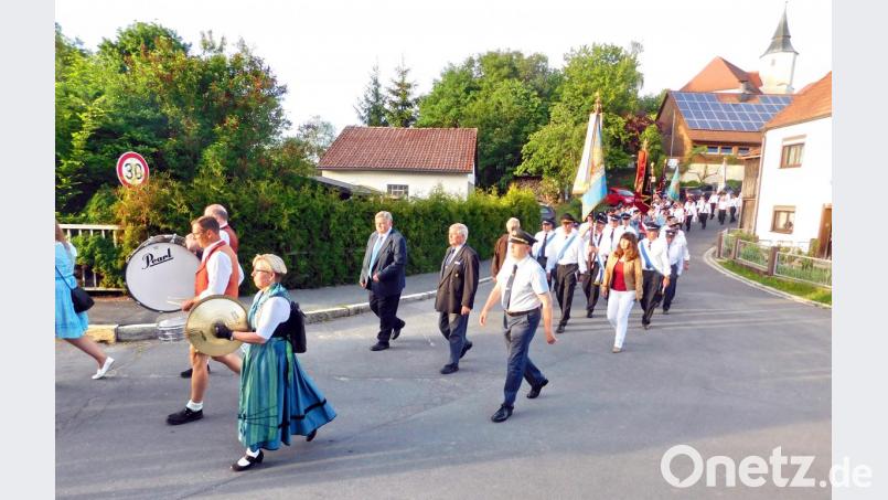 Die Speichersdorfer Musikkanten führen den Festzug zur St.-Ursula-Kirche an. Bild: hai