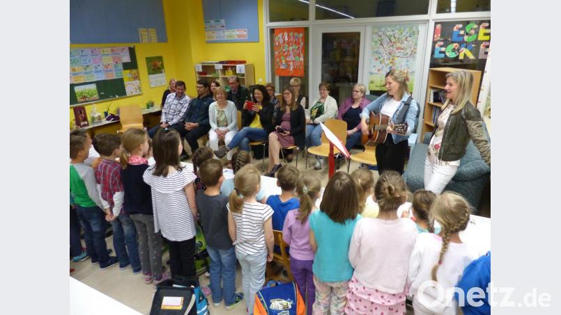 Gesanglich bedanken sich die Grundschüler mit Lehrerinnen Verena Welsch und Tanja Ries bei ihrer &quot;guten Seele&quot; Bild: sl