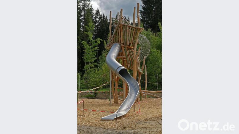 Erst klettern, dann rutschen. Der Waldspielplatz in der Nähe des Parkplatzes dürfte bei Kindern sehr beliebt werden. Bild: tr