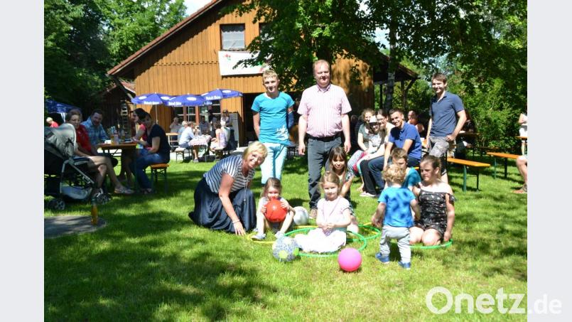 Kleine und große Besucher haben ihren Spaß beim Familienfest der &quot;Naturfreunde&quot;- Ortsgruppe beim Wanderheim in Trauschendorf mit Vorsitzendem Christian Weidner (stehend, Zweiter von links). Bild: hcz