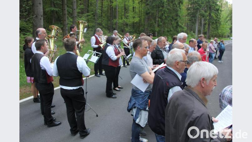 Die Münchenreuther Bauernkapelle und der Männergesangverein Waldsassen gestalteten den Gottesdienst an der Köllergrün-Gedenkstätte. Bild: kro