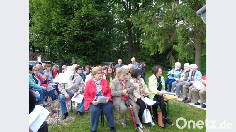 Die letzte Andacht im Marienmonat Mai an der Kahrmühlkapelle ist inzwischen zur Tradition geworden. Rund 80 Gläubige folgen diesmal der Einladung des Pressather Frauenbunds. Bild: mng