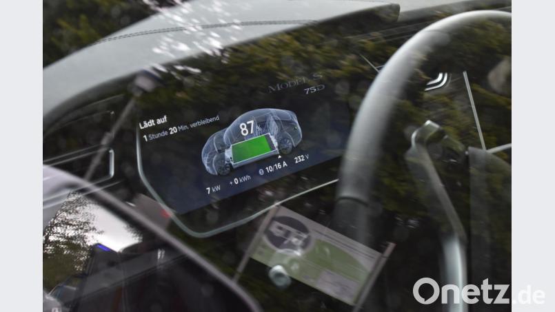 Sowohl die App als auch das Auto zeigen den aktuellen Ladestand an. Bild: lue
