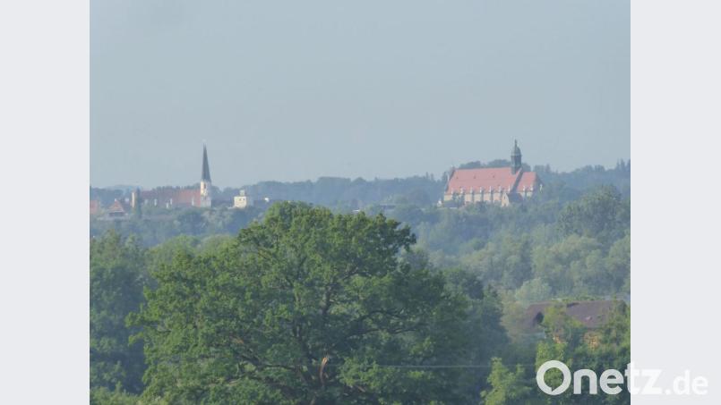 Blick auf Altötting nach dem Abstieg vom Bußberg. In scheinbarer Nähe, und doch noch eine Stunde Fußweg entfernt sind die Stiftskirche St. Philipp und Jakob (links) und die St.-Anna-Basilika zu sehen. Dazwischen liegt verdeckt die Gnadenkapelle. Bild: hzi