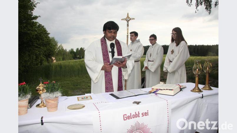 Den Gottesdienst unter freiem Himmel gestaltete Pater Martin, der von drei seiner Ministranten dabei unterstützt wurde. Bild: wro