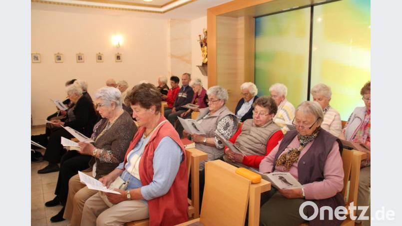 Gemeinsam mit den Altenheimbewohnern haben die Gäste des Seniorentreff St. Johannes in der Altenheimkapelle eine Maiandacht gefeiert. Bild: frd