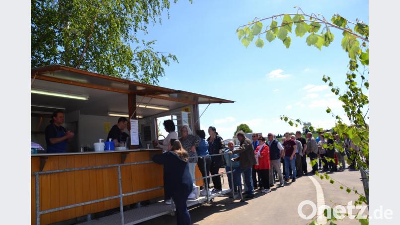 Anstellen für ein schmackhaftes Mittagessen beim Stodlfest der Feuerwehr in Burgtreswitz. Bild: gi