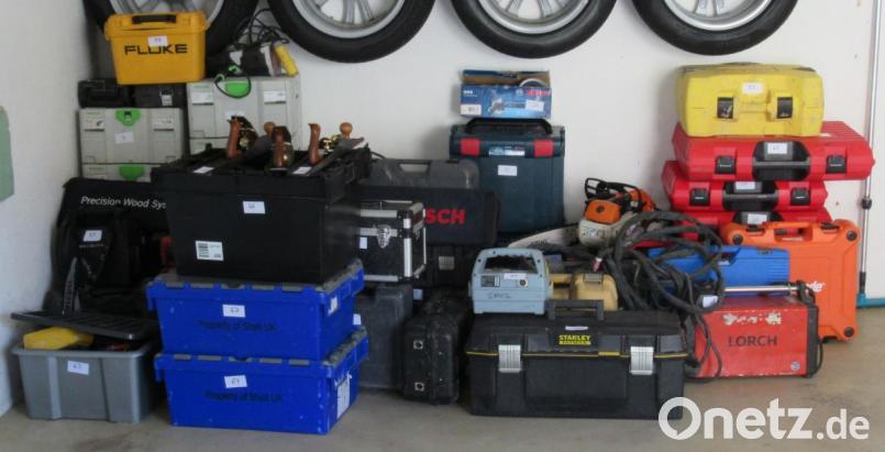 In dem Kleintransporter waren Werkzeugkisten, Kleidungsstücke und Maschinen im geschätzten Gesamtwert von 30 000 Euro. Bild: Grenzpolizei Waidhaus