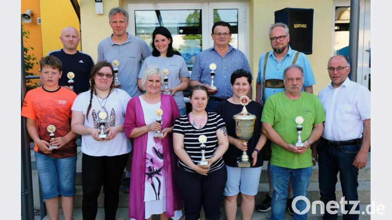 Auch die Mannschaftssieger werden ausgezeichnet. Den Wanderpokal für den Gesamtsieger gewinnt die &quot;Schullerei&quot;. Bild: do