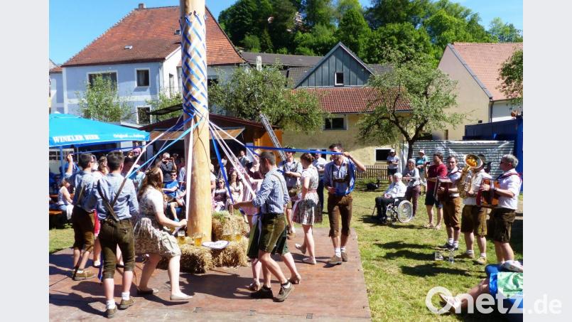 Größtes Taktgefühl und höchste Konzentration waren beim Bandltanz erforderlich. Bild: jp