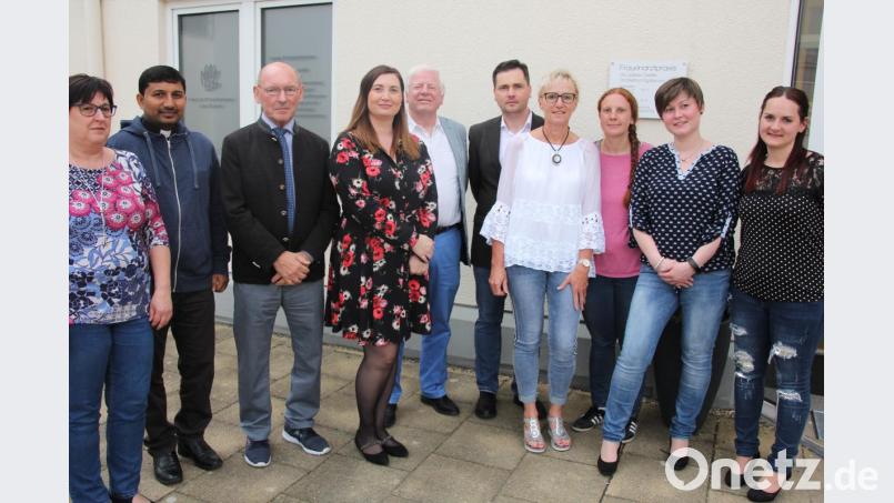 Dr. Martina Mydlarova (Vierte von links) und Dr. Ladislav Dedek (Fünfter von rechts) leiten die neue Frauenarztpraxis im Prinz-Ludwig-Center. In der Mitte der bisherige Frauenarzt Dr. Wolfgang Ries sowie Pater John (Zweiter von links), Zweiter Bürgermeister Karlheinz Hoyer (Dritter von links) sowie das Team der Frauenarztpraxis. Bild: kro