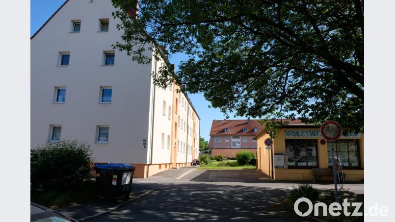 Mit Fördermitteln aus dem Programm "Soziale Stadt" soll die Eichendorffstraße großzügig ausgebaut werden. Geplant sind auch verkehrsgerechte Feuerwehr-Zufahrten in die Innenhöfe der Wohnanlagen (unser Bild), auch wenn die Zufahrtswege schon zum Eigentum der Wohnungsbau-GmbH gehören. Großzügigkeit ist auch bei der Stellplatzbreite der Pkw-Parkplätze angesagt. Die Standartbreite soll 3,10 Meter betragen. Bild: do