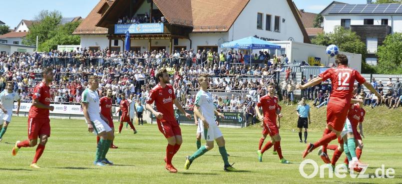 Die Fans der DJK Gebenbach hatten gehofft, dass es dieses Spiel nicht geben würde und der Aufstieg schon im ersten Anlauf gegen den TSV Rosenheim (Bild) perfekt gemacht wird. So aber steht nun am Mittwochabend ein letztes Heimspiel in dieser Saison auf dem Programm: Zu Gast ist der TSV Rain/Lech. Bild: Hubert Ziegler