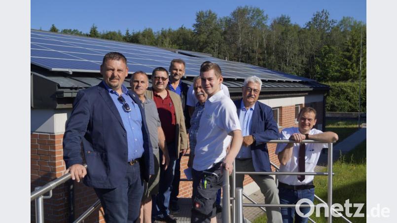 Nachdem Zweckverbandsvorsitzender Ernst Schicketanz (rechts) per Knopfdruck die Photovoltaikanlage in Betrieb genommen hat, besichtigen Bürgermeister Rupert Troppmann, Leonhard Dannhäußer, Geschäftsführer Peter Forster, Klärmeister Josef Härtl und Bürgermeister Markus Ludwig (von rechts) die große Anlage auf dem Verwaltungsgebäude. Bild: arw
