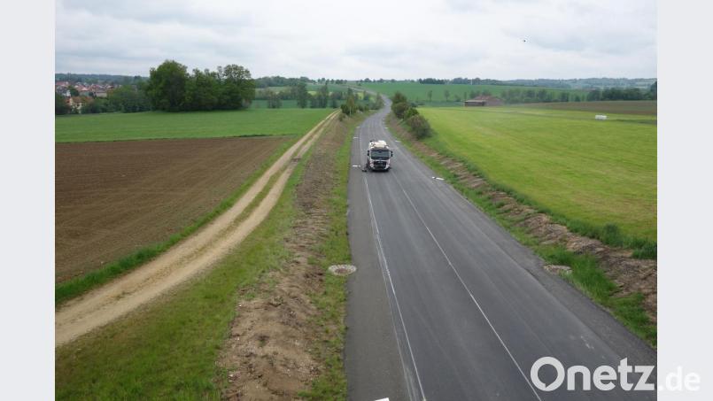 Knapp einen Monat war die rund 20 Jahre alte Umgehung wegen Sanierungsarbeiten für den Verkehr gesperrt. Bevor die Markierungen aufgetragen wurden, säuberte eine Straßenkehrmaschine die neue Asphaltoberschicht. Bild: fjo
