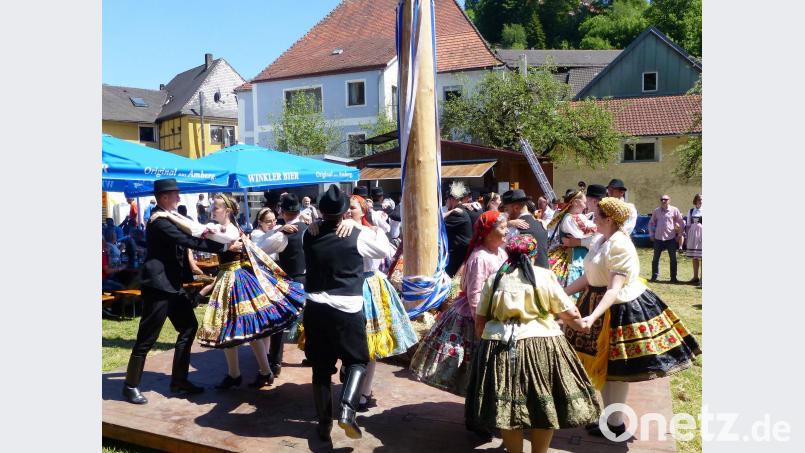 Die ungarischen Gäste aus der Partnergemeinde Ersekscanad macht auch mit beim Baumaustanzen an der Kastler Kreiz-Kirwa. Bild: jp