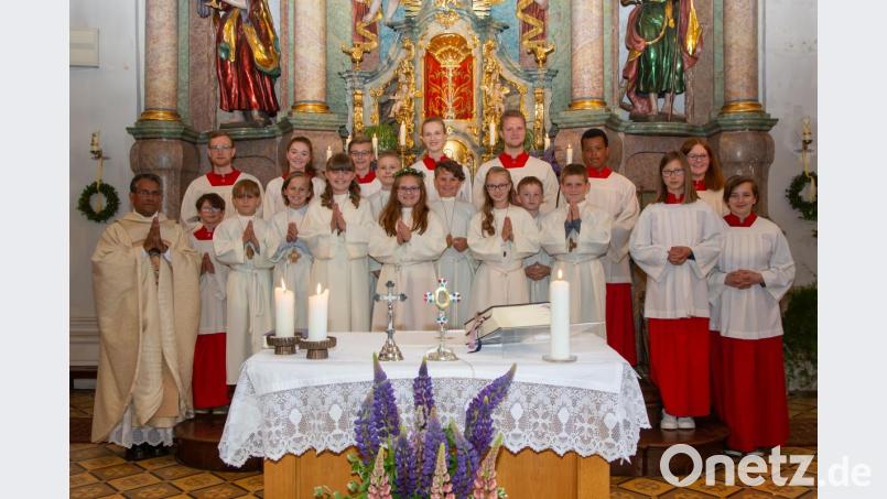 Die zehn Ministranten mit (links) Pfarrer James, in der Mitte die Erstkommunionkinder (v. l.): Samuel Stengl, Jonah Hösl, Ida Stiewing, Tobias Simmerl, Lena Faltermeier, Jannik Lika, Lena Knott, Leon Schneider, Lukas Frank. Bild: exb