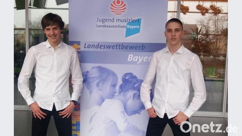 Sie sind ab sofort Träger des Kulturförderpreises der Stadt Amberg und der Firma Siemens: Eric (links) und Robin Engel. Sie teilen sich den Preis mit Lisa-Marie Holzschuh und Annette Knab. Bild: Kerstin Engel