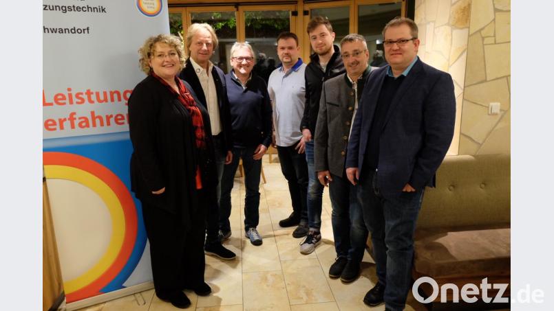 Geschäftsführerin Claudia Mendel (links) gratulierte dem neuen Vorstand. Er setzt sich zusammen aus (von links) stellvertretendem Obermeister Arnold Pöppl, Schriftführer Wigbert Stangl, Beisitzer Markus Schmidt, Beisitzer Felix Paa, Beisitzer Thomas Steinbacher sowie Obermeister Michael Zinnbauer. Bild: exb