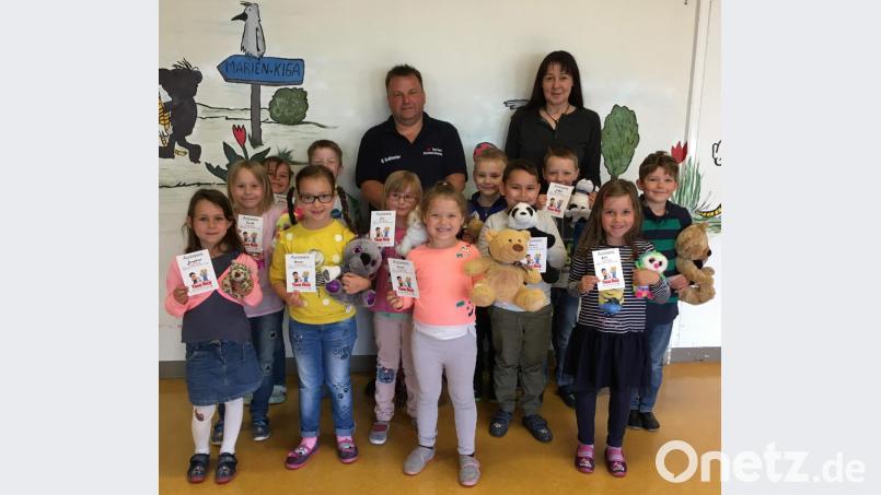Strahlende Gesichter gab es rundum bei den Kindern, als sie ihren „Trau-Dich-Ausweis“ überreicht bekamen. BRK-Mann Robert Sedlmeier und KiTa-Chefin Christa Bauer gratulierten herzlich dazu. Bild: u