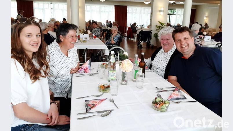 Uroma Alwine Reusch bekam Besuch von Urenkelin Magdalena, Tochter Monika und Enkel Torsten (von links). Bild: Hirsch