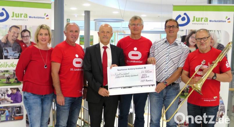 Auch die letzte Kollekte des Läufergottesdienstes zum Landkreislauf ist für die Lebenshilfe bestimmt. Im Bild von links: Christina Rösl vom Landratsamt, Landkreislauf-Organisator Erich Dömel, Günter Simmerl, Vorsitzender der Conrad-Sportförderung, Initiator Hans Roth vom CVJM Rosenberg, Bernd Albrecht, Leiter der Jura-Werkstätten, und Kurt Lehnerer, Leiter des CVJM-Posaunenchors, Initiator und Organisator des Läufergottesdienstes. Bild: exb