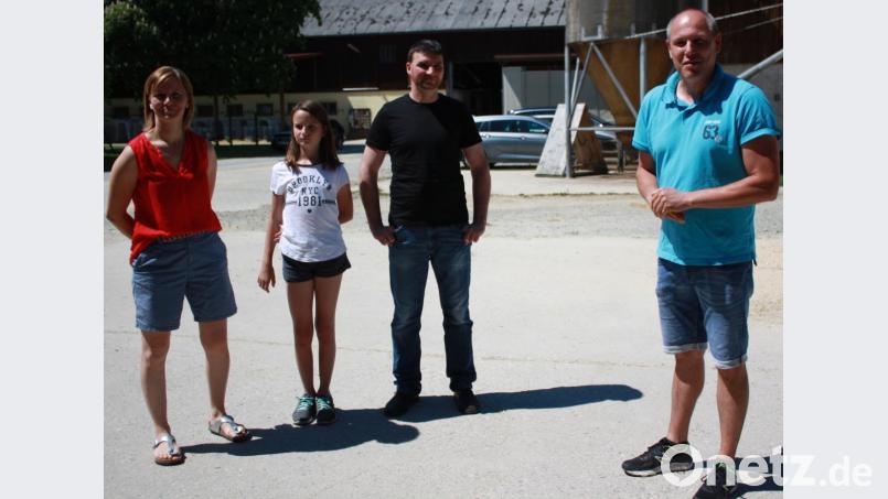 Zum Auftakt erfolgte eine Begrüßung durch Markus Preisinger von der CSU-Dachorganisation und durch den Hofinhaber Adalbert Zölch (von links): Daniela, Paula und Adalbert Zölch und Markus Preisinger. Bild: lk