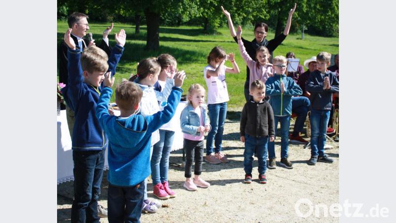 Die Kindergruppe beim Gesangsvortrag beim Gottesdienst am Zeltplatz. Bild: lk