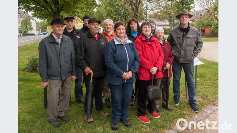 Stadtgärtner Florian Frank (rechts) führt die Gruppe um die beiden Vorsitzenden Elisabeth Reger (Vierte von rechts) und Therese Prechtl (Fünfte von links) zu den verschiedenen Baumarten im Stadtgebiet. Bild: hl