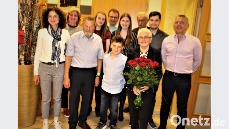 Eine große Gratulantenschar überbrchte Johann Dorrer (Dritter von links) die besten Wünsche zu seinem Jubeltag. Bild: sns