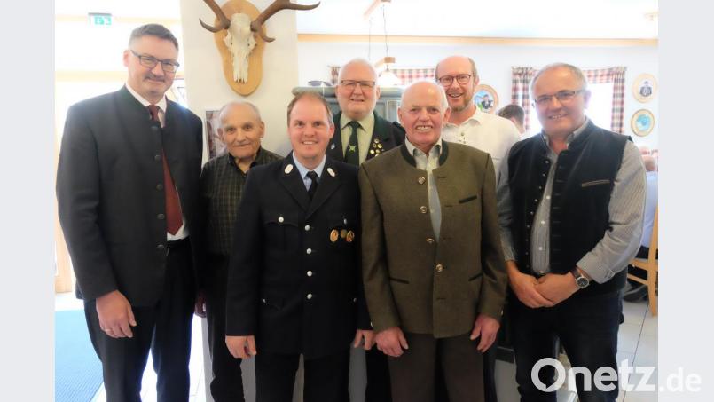 Konrad Obermeier (Dritter von rechts) feierte seinen 85. Geburtstag. Bürgermeister Hans Prechtl (links) gratulierte und bedankte sich für die 62-jährige Mitgliedschaft in der CSU. Die Glückwünsche überbrachten auch Christoph Bierner (Dritter von links) sowie Hubert Obermeier, Christian Weiß, Joseph Bierler (von rechts ) und Peter Osso (Zweiter von links). Bild: ohr
