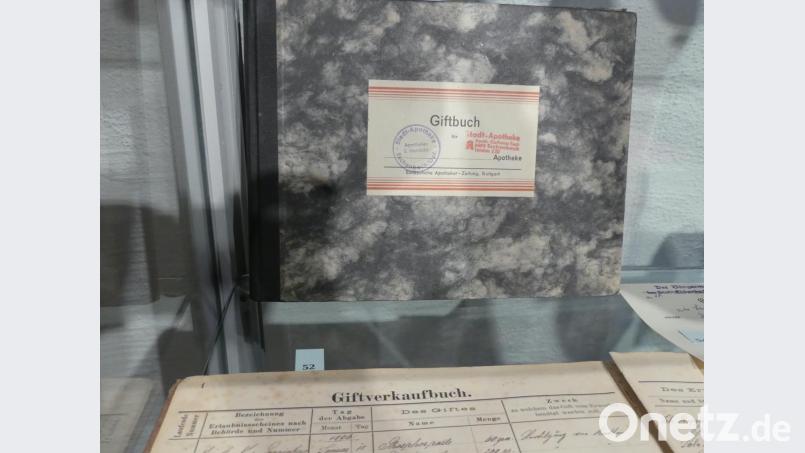 Das Giftbuch der Apotheker Erich Garrecht und Karlheinz Keck enthält Einträge aus sechs Jahrzehnten. Für 1896 etwa ist ein Gifteinsatz gegen Ratten nachgewiesen. Bild: rn