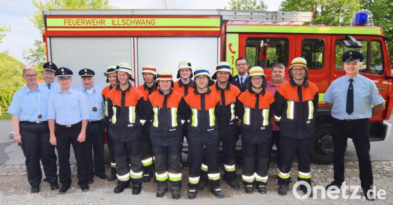 Die aktive Truppe mit Schiedsrichterin Sabine Herbst, Ausbilder Richard Koller, Kreisbrandmeister Christian Meyer und Kreisbrandinspektor Hans Sperber (von links), sowie Ausbilder Konrad Hochholzer (rechts), Bürgermeister Dieter Dehling (Dritter von rechts) und Kommandant Thorsten Jobst (Fünfter von rechts). Bild: no