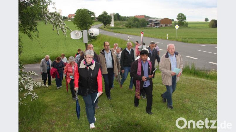 Die Prozession - vorbei an Wiesen und Feldern - endet an einer Anhöhe, wo auch das Kriegerdenkmal steht. Bild: wro