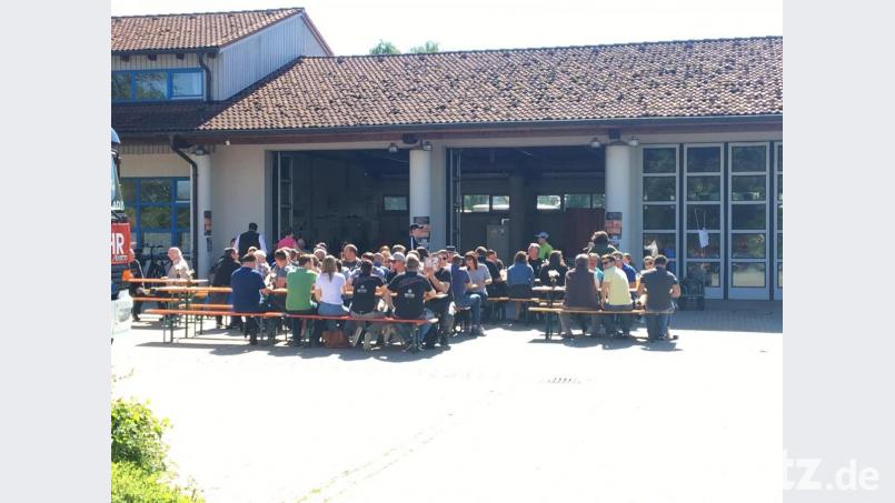 Vor dem Feuerwehrhaus servieren die Festdamen Weißwürste und Bier zum Frühschoppen. Bild: bk