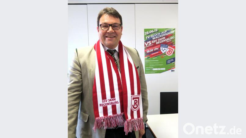 Jahn-Mitglied Thomas Falter holte sich aus dem Fanartikel-Shop die neueste Schal-Kreation und freut sich auf das Gastspiel seines Lieblingsclubs. Bild: Hirsch
