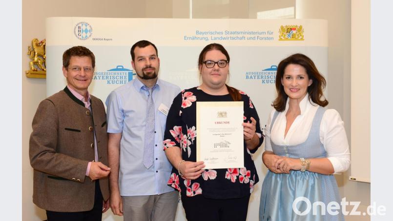 Jürgen Lochbihler, Schatzmeister des bayerischen Hotel- und Gaststättenverbands, mit René Klostermann und Susanne Richthammer vom Landgasthof Zum Bärenwirt sowie Ministerin Michaela Kaniber (von links). Bild: Gessner/StMELF