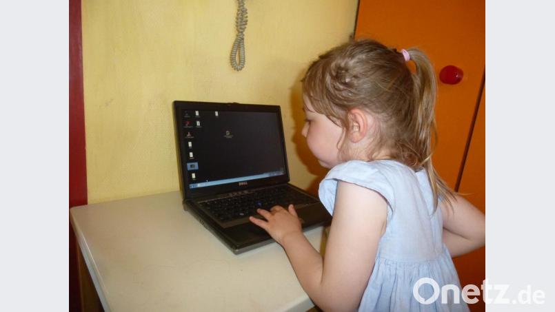 Theodora ist schon am Computer fit. Bild: bk