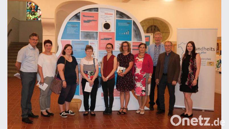 Die Ausstellung eröffneten (von links) Landratsamt-Sprecher Walter Brucker, Anja Dubrowski, Christine Ponader (Netzwerk Inklusion), Frau Dittrich, Judith Sollfrank, Isolde König, Regina Kestel, Georg Pilhofer, Max Bindl und Daniela Mädl (Geschäftsstelle GesundheitsregionPlus Nordoberpfalz). Bild: exb