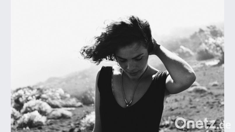 Die gebürtige Oberpfälzer Singer/Songwriterin Phela kommt immer wieder gerne in ihre Heimat zurück – um dort zu arbeiten und Konzerte zu geben. Bild: exb