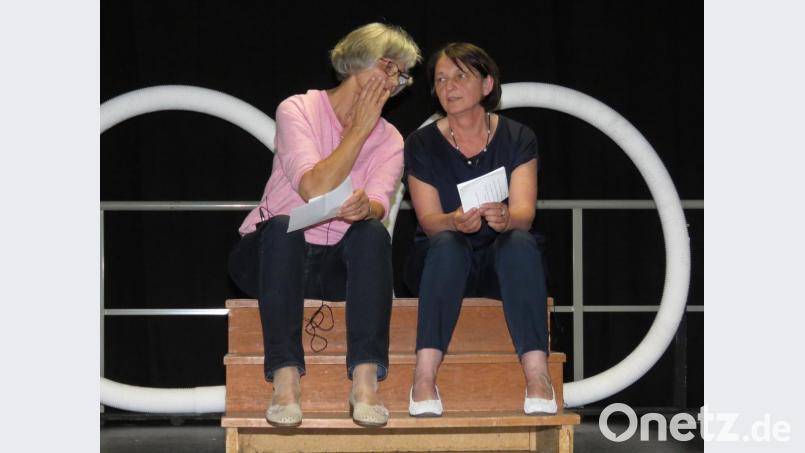 Ingrid Schmaus und Johanna Zettl (v. li.) erörterten das Frühstücks-Thema mit einem humorvollen Sketch. Bild: ubb