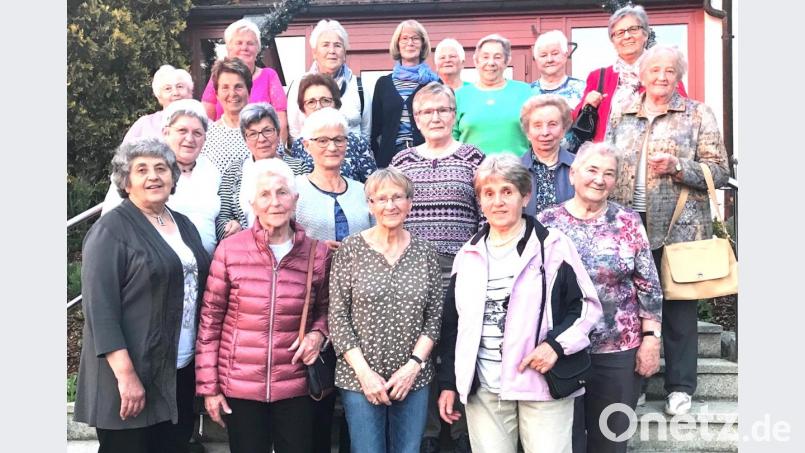 Die Senioren kommen seit 25 Jahren gerne zur wöchentlichen Gymnastik unter Leitung von Anni Hösl (vorne, links) in die Turnhalle. Bild: es