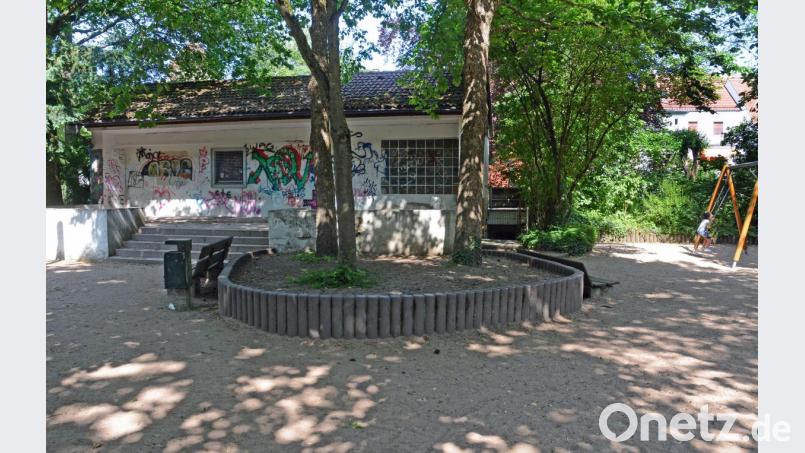 Obwohl bereits das Gebäude bereits zum Abbruch freigegeben ist, entdeckt die Bauverwaltung nun doch die besonderen Qualitäten des &quot;Handreinigerhäuschens&quot; am Kinderspielplatz im Max-Reger-Park. Vor allem die Lärmschutzfunktion für die Häuser am Stadtbach wird nun gewürdigt. Bild: Gabi Schönberger