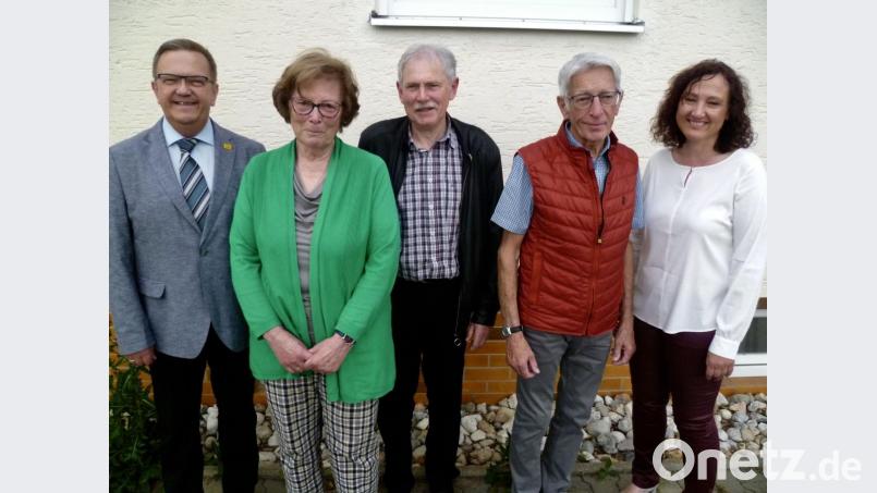 Bürgermeister Martin Preuß (links) gratuliert bei der Hauptversammlung der Gailoher Siedler den Geehrten (weiter von links): Marianne Meixner, Hans Heining und Günther Achauer. Rechts: Vorsitzende Regina Rock. Bild: usc