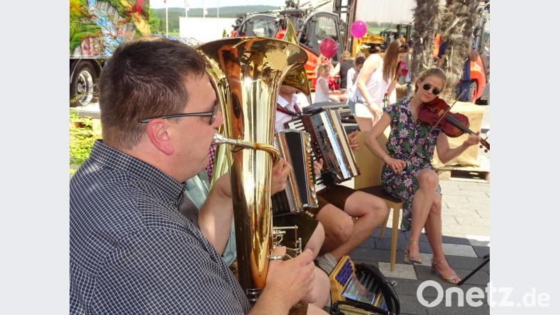 Bürgermeister Christian Ziegler und Anna Godelmann legten am „Tag des Gartens“ einen Spontan-Auftritt hin. Bild: Houschka