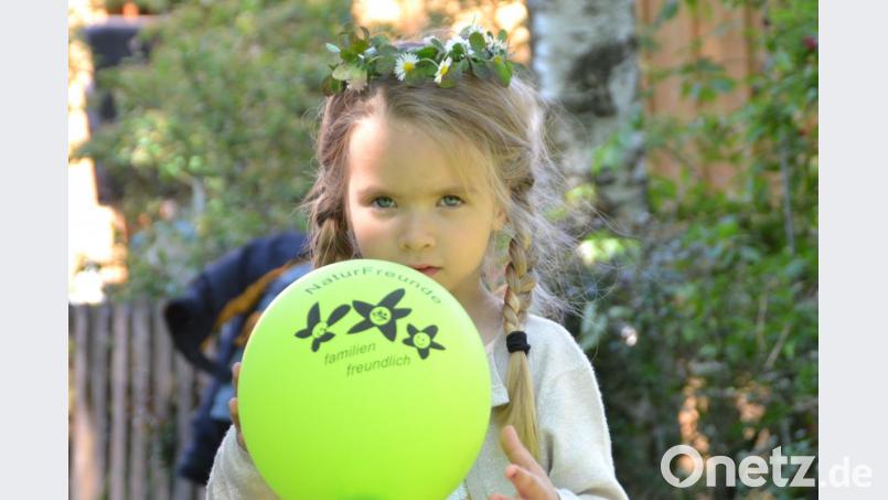 Luisa (3) freut sich über die reichlich vorhandenen Blumen im Naturgarten des Wanderheims in Trauschendorf. Bild: hcz